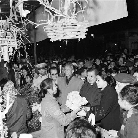 Trong ảnh: Tối 13/2/1973 (29 Tết Nguyên đán Nhâm Tý), Thủ tướng Phạm Văn Đồng cùng Quốc trưởng Campuchia Samdech Norodom Sihanouk và Hoàng hậu Monineath Sihanouk tham quan chợ hoa tết Hà Nội, nhân chuyến thăm chính thức Việt Nam. Ảnh: TTXVN
