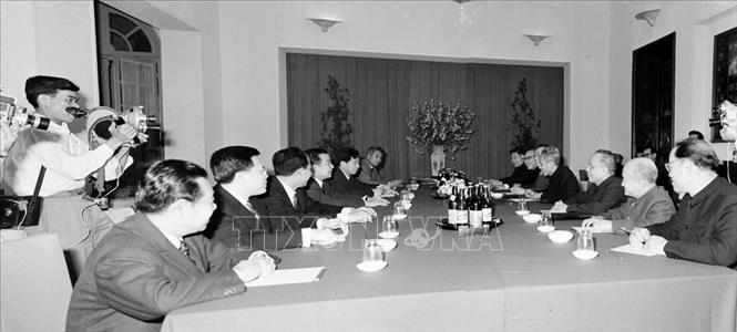 Trong ảnh: Thủ tướng Phạm Văn Đồng hội đàm với Quốc trưởng Campuchia Samdech Norodom Sihanouk thăm chính thức Việt Nam (25/2/1972). Ảnh: Ngọc Khanh - TTXVN