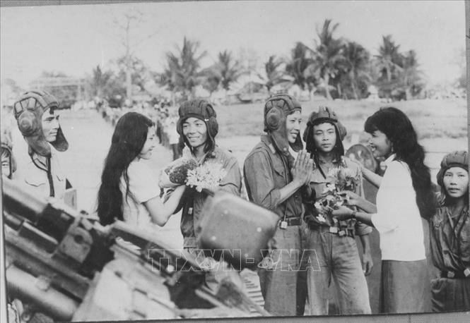 Trong ảnh: Người dân Thủ đô Phnom Penh lưu luyến tiễn đưa cán bộ, chiến sĩ Quân đoàn 4 - Binh đoàn Cửu Long quân tình nguyện Việt Nam hoàn thành nghĩa vụ quốc tế, lên đường về nước (2/5/1983). Ảnh: TTXVN