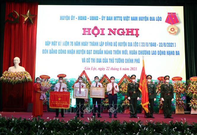 Trong ảnh: Trao tặng các phần thưởng cao quý của Đảng, Nhà nước, Chính phủ cho Đảng bộ, Chính quyền và Nhân dân huyện Gia Lộc. Ảnh: Mạnh Tú - TTXVN