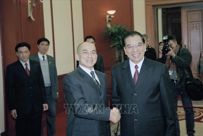 Trong ảnh: Tổng Bí thư Nông Đức Mạnh đón Quốc vương Campuchia Norodom Sihamoni sang thăm chính thức Việt Nam, ngày 16/3/2006, tại Hà Nội. Ảnh: Nhan Sáng - TTXVN