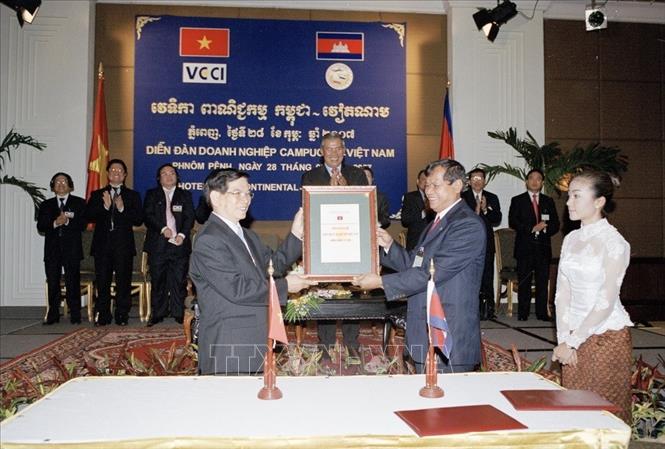 Trong ảnh: Tham dự Diễn đàn doanh nghiệp Việt Nam - Campuchia ngày 28/2/2007 tại Thủ đô Phnom Penh, trong chuyến thăm cấp Nhà nước Vương quốc Campuchia, Chủ tịch nước Nguyễn Minh Triết đã trao tặng 400 nghìn USD tài trợ trang thiết bị cho Ủy ban Thể dục Thể thao Campuchia. Ảnh: Nguyễn Khang - TTXVN