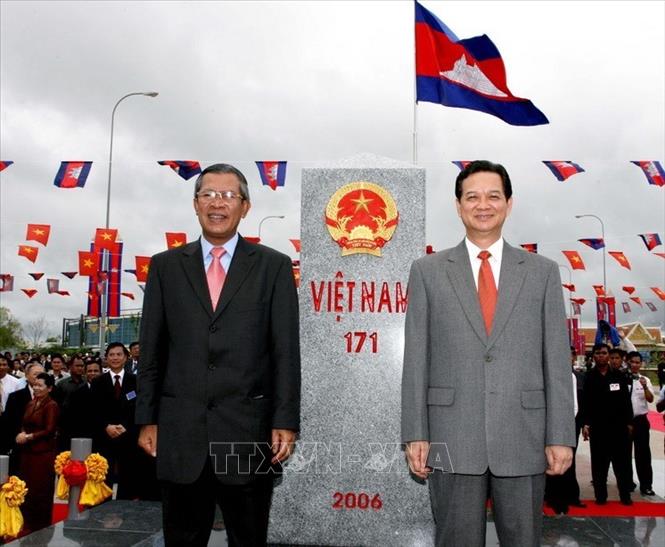 Trong ảnh: Thủ tướng Việt Nam Nguyễn Tấn Dũng và Thủ tướng Campuchia Samdech Hun Sen dự lễ khánh thành cột mốc số 171, cột mốc số đầu tiên trên biên giới 2 nước, tại cửa khẩu quốc tế Mộc Bài (tỉnh Tây Ninh, Việt Nam) - Bavet (tỉnh Svay Rieng, Campuchia), ngày 27/9/2006. Ảnh: Đức Tám - TTXVN