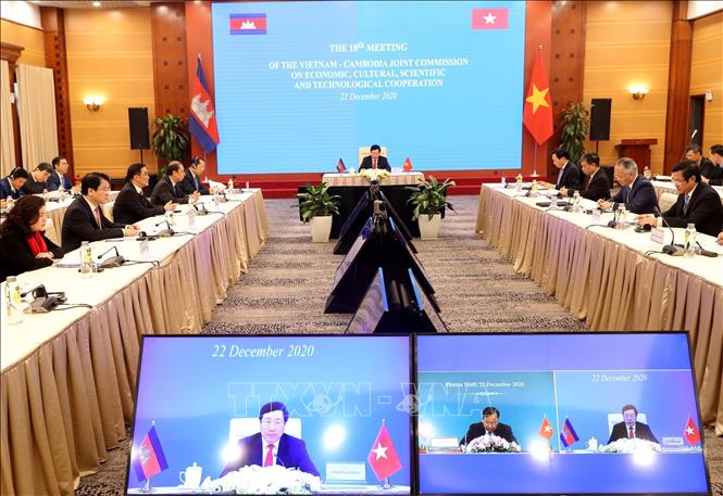 Trong ảnh: Phó Thủ tướng, Bộ trưởng Bộ Ngoại giao Phạm Bình Minh đồng chủ trì Kỳ họp lần thứ 18 Ủy ban Hỗn hợp Việt Nam- Campuchia về hợp tác Kinh tế, Văn hóa, Khoa học và Kỹ thuật theo hình thức trực tuyến (22/12/2020). Ảnh: Lâm Khánh – TTXVN