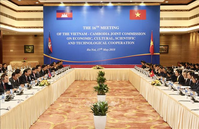 Trong ảnh: Phó Thủ tướng, Bộ trưởng Bộ Ngoại giao Phạm Bình Minh và Bộ trưởng Cao cấp, Bộ trưởng Ngoại giao và Hợp tác quốc tế Vương quốc Campuchia Prak Sokhonn đồng chủ trì Kỳ họp lần thứ 16 Ủy ban hỗn hợp Việt Nam – Campuchia về hợp tác kinh tế, văn hóa, khoa học và kỹ thuật (17/5/2018). Ảnh: Lâm Khánh - TTXVN