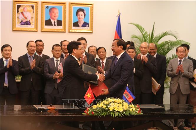Trong ảnh: Trong ảnh: Phó Thủ tướng, Bộ trưởng Ngoại giao Phạm Bình Minh và Phó Thủ tướng, Bộ trưởng Bộ Ngoại giao và Hợp tác quốc tế Campuchia Prak Sokhonn ký kết văn kiện của Kỳ họp lần thứ 17 của Ủy ban Hỗn hợp về hợp tác Kinh tế, Văn hóa, Khoa học và Kỹ thuật Việt Nam - Campuchia (JC 17), ngày 21/8/2019. Ảnh: Minh Hưng - P/v TTXVN tại Campuchia