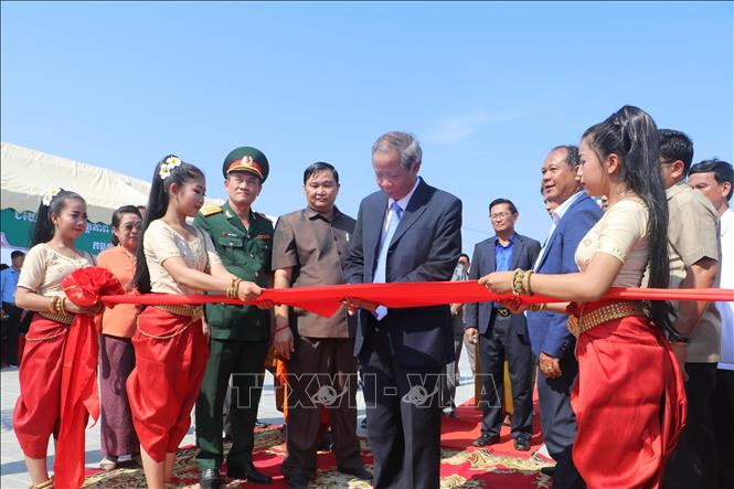 Trong ảnh: Tổng lãnh sự Việt Nam tại Campuchia Lê Tuấn Khanh cắt băng khánh thành thành Đài Hữu nghị Việt Nam – Campuchia (27/4/2019). Ảnh: TTXVN 