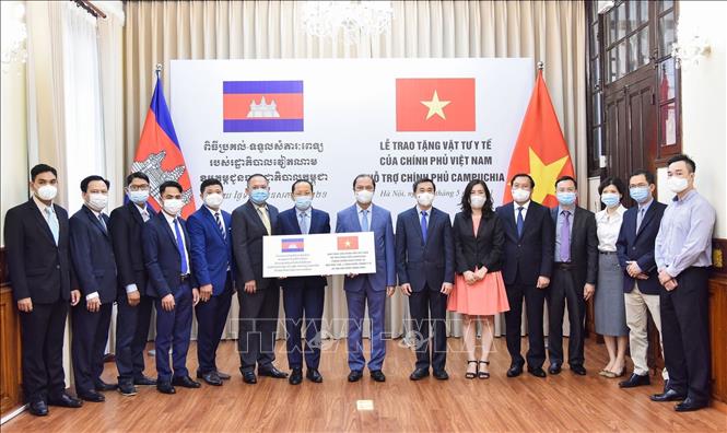 Trong ảnh: Thừa ủy quyền của Thủ tướng Chính phủ, chiều 20/5/2021, tại Hà Nội, Bộ Ngoại giao tổ chức Lễ trao tượng trưng vật tư, thiết bị y tế của Chính phủ Việt Nam hỗ trợ Campuchia phòng, chống dịch COVID-19. Ảnh: Phạm Kiên - TTXVN