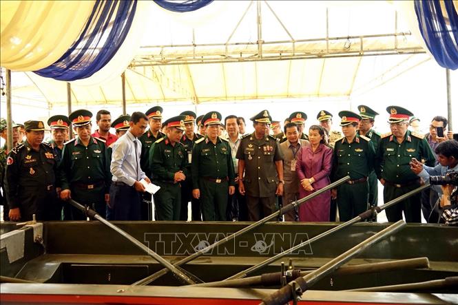 Trong ảnh: Bộ Quốc phòng Việt Nam trao tặng 10 bộ thuyền VSN- 1500 do Việt Nam sản xuất tại lễ diễn tập cứu hộ - cứu nạn khu vực biên giới trên đất liền Việt Nam – Campuchia (18/12/2019). Ảnh: Trần Long, Nguyễn Hùng – TTXVN