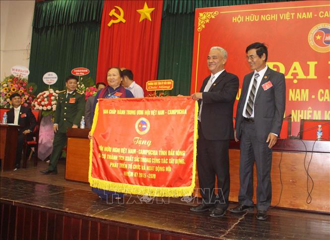 Trong ảnh: Trung ương Hội Hữu nghị Việt Nam - Campuchia tặng Cờ thi đua cho Hội Hữu nghị Việt Nam - Campuchia tỉnh Đắk Nông tại Đại hội Hội Hữu nghị Việt Nam - Campuchia tỉnh Đắk Nông khóa III, nhiệm kỳ 2021 - 2026. Ảnh: Ngọc Minh - TTXVN