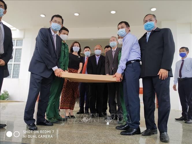 Trong ảnh: Thứ trưởng Bộ Ngoại giao Việt Nam Lê Hoài Trung và Bộ trưởng Cao cấp phụ trách công tác biên giới Campuchia Var Kim Hong giao nhận bản đồ địa hình biên giới tỷ lệ 1/25.000 giữa hai nước (1/8/2020). Ảnh: TTXVN phát