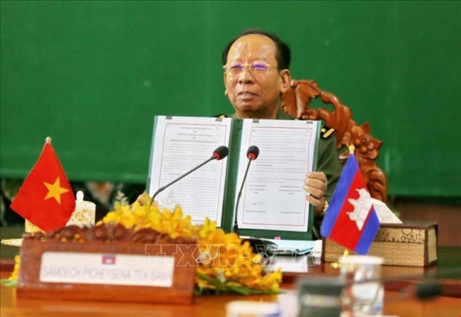Trong ảnh: Phó Thủ tướng, Bộ trưởng Quốc phòng Vương quốc Campuchia Tea Banh ký Kế hoạch Hợp tác 2021 với Bộ Quốc phòng Việt Nam theo hình thức trực tuyến. Ảnh: Vũ Hùng - P/v TTXVN tại Campuchia