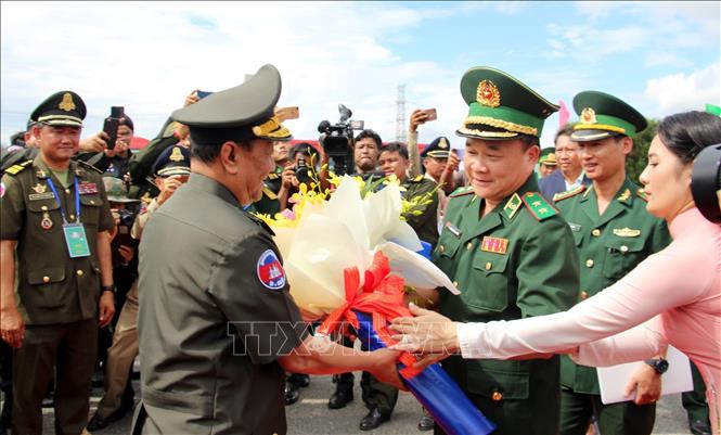 Trong ảnh: Trung tướng Hoàng Xuân Chiến, Ủy viên Trung ương Đảng, Ủy viên Quân ủy Trung ương, Tư lệnh Bộ đội Biên phòng Việt Nam (thứ 2 bên phải) tặng hoa đoàn đại biểu Bộ Quốc phòng Vương quốc Campuchia sang dự Chương trình giao lưu hữu nghị biên giới Việt Nam – Campuchia năm 2019. Ảnh: Công Mạo-TTXVN