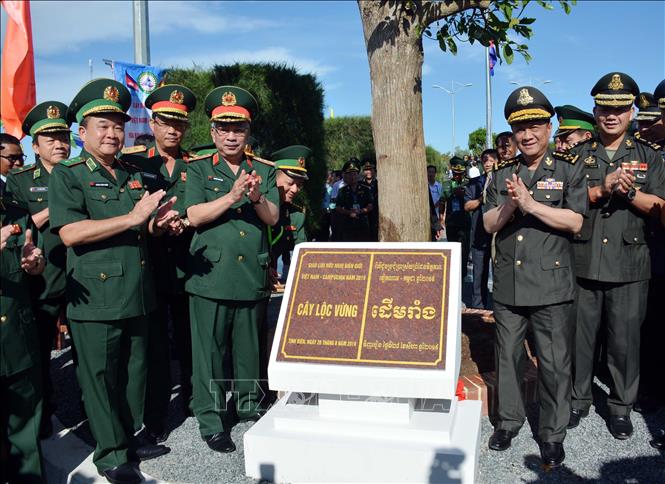 Trong ảnh: Đại biểu lãnh đạo Bộ Quốc phòng hai nước Việt Nam - Campuchia trồng cây lưu niệm tại khu vực cửa khẩu quốc tế Tịnh Biên, tỉnh An Giang trong Chương trình giao lưu hữu nghị biên giới Việt Nam - Campuchia cấp bộ Tư lệnh năm 2019. Ảnh: Công Mạo-TTXVN