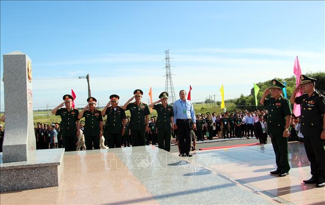 Trong ảnh: Đại biểu lãnh đạo Bộ Quốc phòng hai nước Việt Nam - Campuchia thực hiện nghi thức Lễ chào cờ cột mốc chủ quyền quốc gia tại cột mốc 275 - cửa khẩu quốc tế Tịnh Biên. Ảnh: Công Mạo-TTXVN