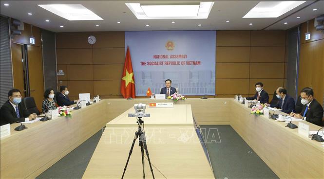 Trong ảnh: Chủ tịch Quốc hội Vương Đình Huệ hội đàm trực tuyến với Chủ tịch Quốc hội Vương quốc Campuchia Samdech Heng Samrin (3/6/2021). Ảnh: Doãn Tấn – TTXVN