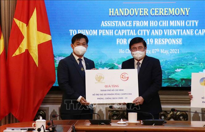 
Trong ảnh: Ông Nguyễn Thành Phong (phải) trao tượng trưng quà của Thành phố Hồ Chí Minh hỗ trợ thủ đô Phnom Penh trong phòng, chống dịch COVID-19 cho ông Sok Dareth, Tổng lãnh sự Campuchia tại Thành phố Hồ Chí Minh (7/5/2021). Ảnh: Xuân Khu-TTXVN
