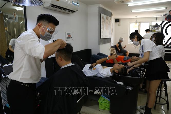 Photo: A hair and beauty salon on Lac Trung street, Hai Ba Trung district, is crowded on the reopening day. VNA Photo