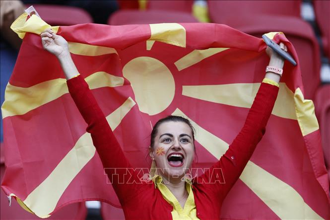 Trong ảnh: Cổ động viên Bắc Macedonia cổ vũ đội nhà trong trận gặp Hà Lan tại bảng C. Ảnh: AFP/TTXVN

