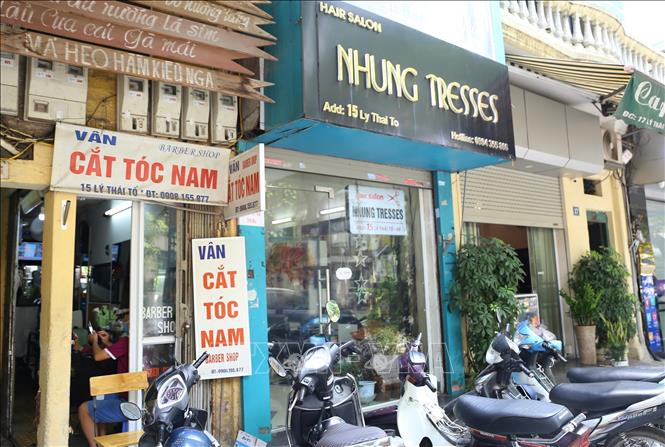Photo: Barber shops and hair salons on Ly Thai To street are reopened on June 22. VNA Photo