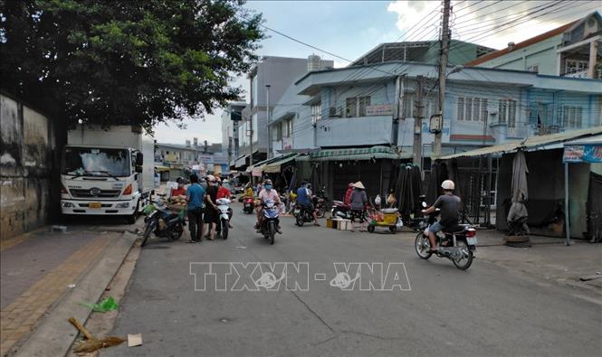 Trong ảnh: Một góc chợ tự phát tại khu vực phường Tân Phước Khánh, thị xã Tân Uyên, tỉnh Bình Dương vẫn hoạt động trong chiều 22/6. Ảnh: TTXVN phát
