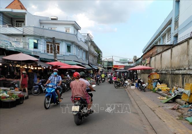 Trong ảnh: Người dân vẫn đến chợ tự phát tại khu vực phường Tân Phước Khánh, thị xã Tân Uyên, tỉnh Bình Dương trong chiều 22/6. Ảnh: TTXVN phát
