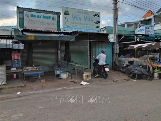 Trong ảnh: Một góc chợ tự phát tại khu vực phường Tân Phước Khánh, thị xã Tân Uyên, tỉnh Bình Dương đã được đóng cửa trong chiều 22/6. Ảnh: TTXVN phát
