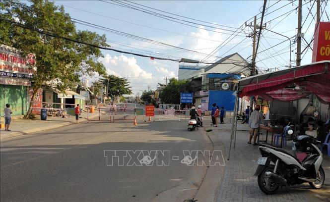 Trong ảnh: Khu vực vào phường Tân Phước Khánh, thị xã Tân Uyên, tỉnh Bình Dương đã rào chắn phong tỏa. Ảnh: TTXVN phát
