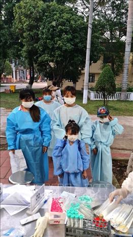 Trong ảnh: Cán bộ y tế lấy mẫu xét nghiệm SARS-CoV-2 cho người dân Hà Giang lưu trú tại vùng dịch tỉnh Bắc Giang trở về địa phương. Ảnh: TTXVN phát