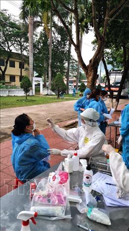 Trong ảnh: Cán bộ y tế lấy mẫu xét nghiệm SARS-CoV-2 cho người dân từ vùng dịch Bắc Giang trở về địa phương. Ảnh: TTXVN phát