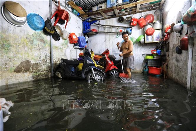 Trong ảnh: 1 hộ gia đình ngõ 90, phố Đội Cấn (Hà Nội) bị ngập sau cơn mưa lớn tối 22/6. Ảnh: Thành Đạt - TTXVN 