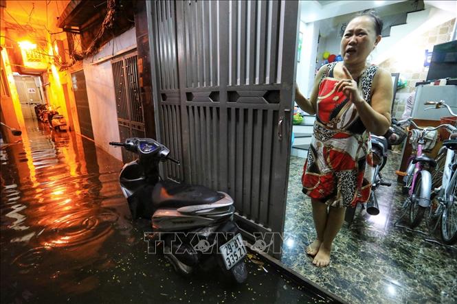 Trong ảnh: Cô Hiền ở số nhà 28, ngõ 90, phố Đội Cấn, Ba Đình (Hà Nội) chia sẻ nỗi khổ cứ mưa to là nước ngập vào nhà dù nền nhà đã được tôn cao gần 1 mét. Ảnh: Thành Đạt - TTXVN