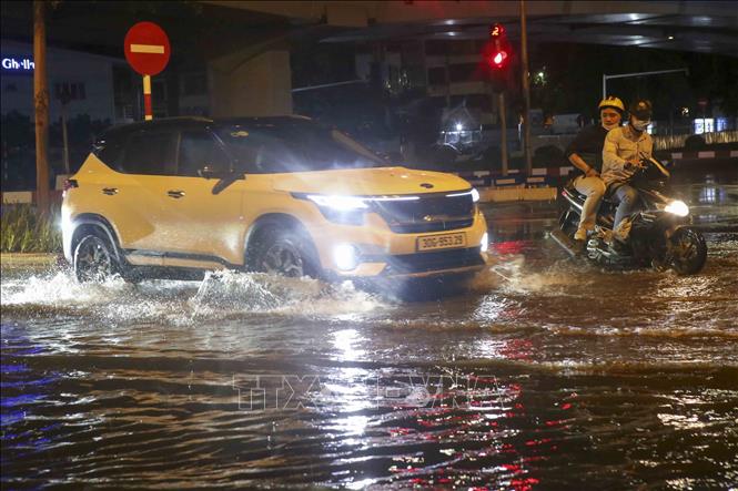 Trong ảnh: Mưa lớn khiến một số tuyến phố của Thủ đô bị ngập. Ảnh: Tuấn Đức - TTXVN