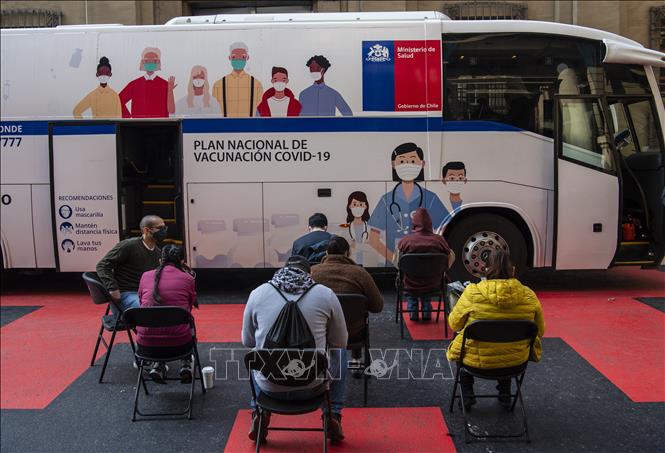 Dịch COVID-19: Chile xem xét tiêm vaccine mũi thứ 3 cho ...