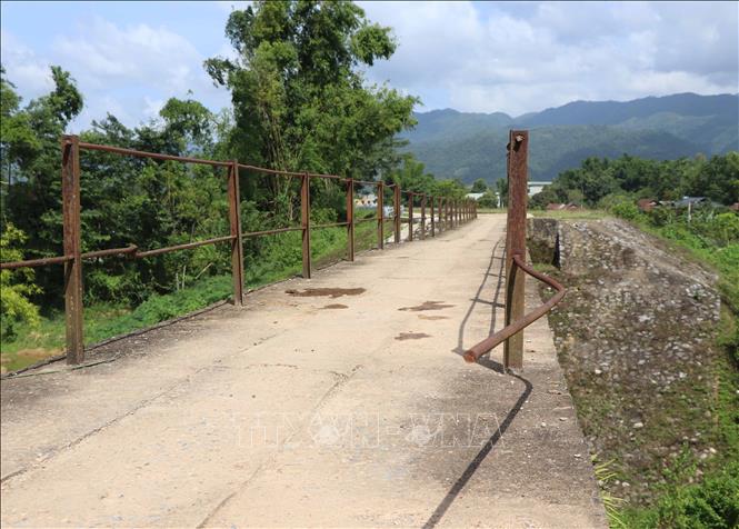 Trong ảnh: Thanh ngang của hệ thống lan can trên cầu bị bung bật, rất nguy hiểm cho người tham gia giao thông. Ảnh: Xuân Tiến – TTXVN 