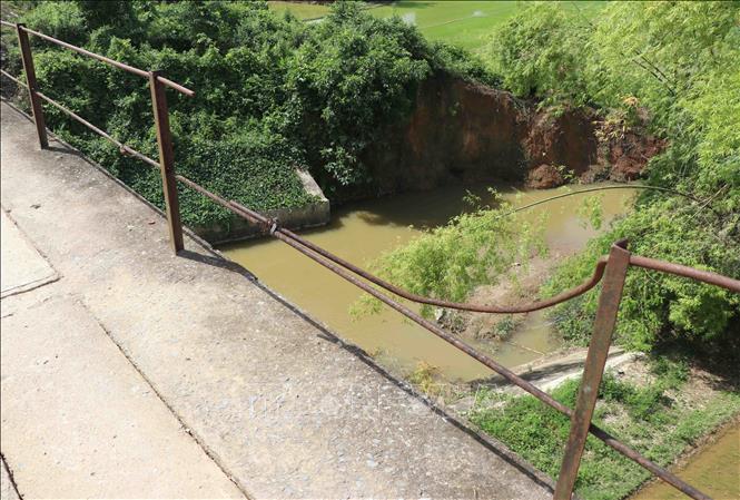 Trong ảnh: Hệ thống lan can giữa cầu máng đã gãy đứt, không đảm bảo an toàn cho người và phương tiện lưu thông qua đây. Ảnh: Xuân Tiến – TTXVN 

