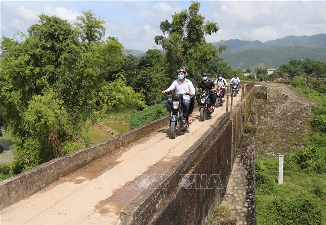 Trong ảnh: Mỗi ngày có hàng trăm lượt người, phương tiện qua lại, trong đó có rất nhiều em học sinh phải qua đây để tới trường mặc cho nguy hiểm luôn rình rập. Ảnh: Xuân Tiến- TTXVN 