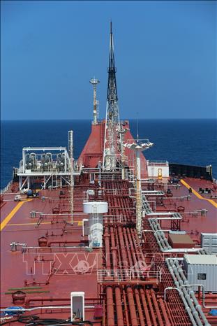 Trong ảnh: Tàu Vietsovpetro 01 khai thác dầu tại vùng mỏ Bạch Hổ. Tàu Vietsovpetro - 01 (Liên doanh Vietsovpetro) có sức chứa trên 150 ngàn tấn. Ảnh: Huy Hùng – TTXVN