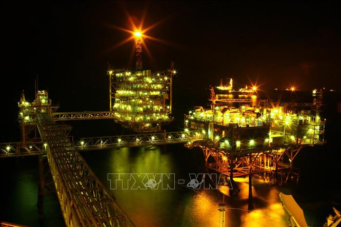 Đêm trên giàn CNTT số 2. Ảnh: Huy Hùng - TTXVN