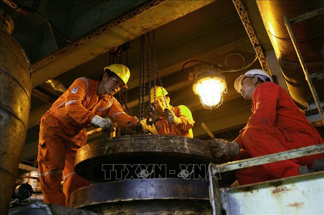 Trong ảnh: Công nhân sửa chữa thiết bị trên giàn khoan tại mỏ Bạch Hổ. Ảnh: Huy Hùng - TTXVN
  
