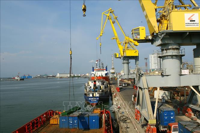 Trong ảnh: Vận chuyển thiết bị ra giàn khoan tại cảng của Vietsovpetro (tp Vũng Tàu). Ảnh: Huy Hùng – TTXVN