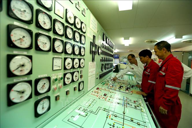 Vận hành tại phòng điều khiển nhận và xuất dầu trên tàu Vietsovpetro – 01, đây là một công trình quan trọng bậc nhất của Liên doanh Việt Nga góp phần đưa sản lượng khai thác dầu thô từ đầu năm đến nay đạt hơn 2,5 triệu tấn dầu thô. Ảnh: Huy Hùng – TTXVN

