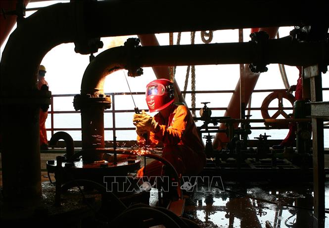 Trong ảnh: Sửa chữa thiết bị tại giàn khoan. Ảnh: Huy Hùng - TTXVN
  