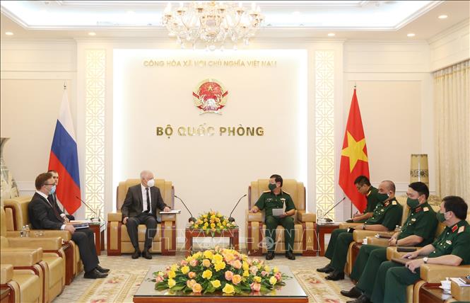 Photo: Deputy Minister of National Defence Sen. Lieut. Le Huy Vinh receives Anatoly Chuprynov, resident representative of the Russian Federal Service for Military-Technical Cooperation. Photo: Hồng Pha