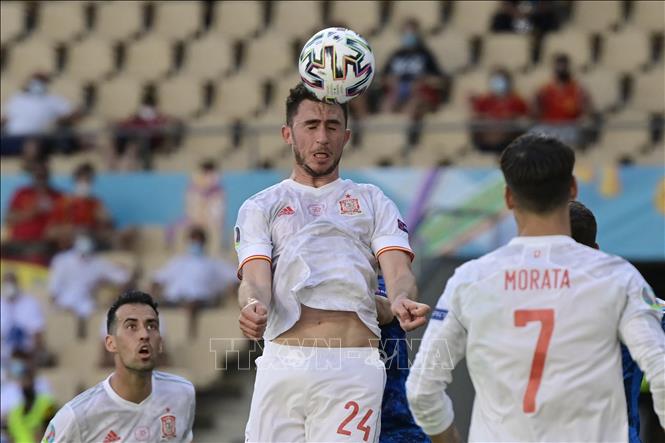 Trong ảnh: Hậu vệ Tây Ban Nha Aymeric Laporte đánh đầu ghi bàn thắng thứ 2 cho Tây Ban Nha trong trận gặp Slovakia tại bảng E, Vòng chung kết EURO 2020, trên sân vận động La Cartuja ở Seville, Tây Ban Nha, ngày 23/6/2021. Ảnh: AFP/ TTXVN
