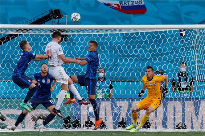 Trong ảnh: Hậu vệ Tây Ban Nha Aymeric Laporte (thứ 2, trái) đánh đầu ghi bàn thắng thứ 2 cho Tây Ban Nha trong trận gặp Slovakia tại bảng E, Vòng chung kết EURO 2020, trên sân vận động La Cartuja ở Seville, Tây Ban Nha, ngày 23/6/2021. Ảnh: AFP/ TTXVN