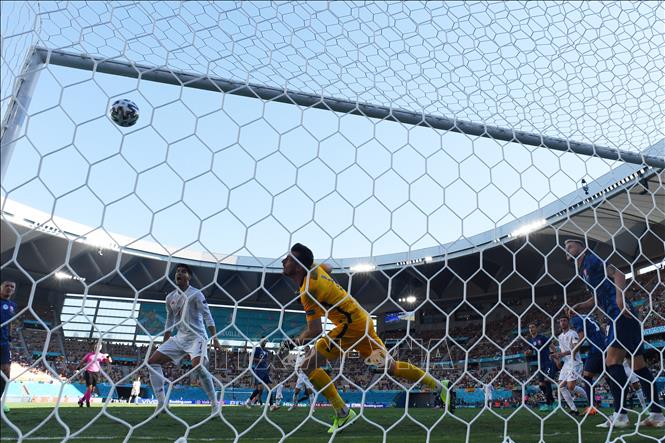 Trong ảnh: Bóng đi thẳng vào lưới Slovakia sau pha đánh đầu của hậu vệ Tây Ban Nha Aymeric Laporte trong trận đấu bảng E, Vòng chung kết EURO 2020, trên sân vận động La Cartuja ở Seville, Tây Ban Nha, ngày 23/6/2021. Ảnh: AFP/ TTXVN