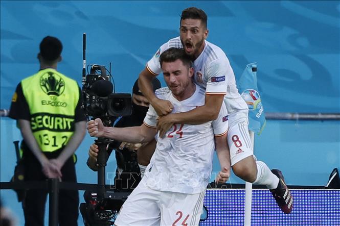 Trong ảnh: Pha ăn mừng của hậu vệ Aymeric Laporte (phía trước) sau khi ghi bàn thắng thứ 2 cho Tây Ban Nha trong trận gặp Slovakia tại bảng E, Vòng chung kết EURO 2020, trên sân vận động La Cartuja ở Seville, Tây Ban Nha, ngày 23/6/2021. Ảnh: AFP/ TTXVN