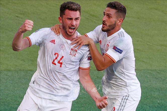 Trong ảnh: Pha ăn mừng của hậu vệ Aymeric Laporte (trái) sau khi ghi bàn thắng thứ 2 cho Tây Ban Nha trong trận gặp Slovakia tại bảng E, Vòng chung kết EURO 2020, trên sân vận động La Cartuja ở Seville, Tây Ban Nha, ngày 23/6/2021. Ảnh: AFP/ TTXVN