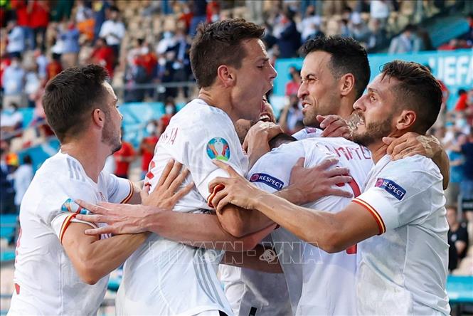 Trong ảnh: Các cầu thủ Tây Ban Nha ăn mừng sau bàn thắng nhân đôi cách biệt trước Slovakia trong trận đấu tại bảng E, Vòng chung kết EURO 2020, trên sân vận động La Cartuja ở Seville, Tây Ban Nha, ngày 23/6/2021. Ảnh: AFP/ TTXVN